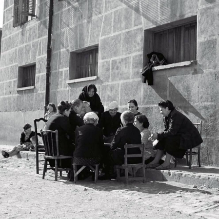 El Ayuntamiento de Pamplona inauguró la muestra en Condestable con fotografías que visibilizan la contribución de las mujeres para mantener en pie la sociedad.
