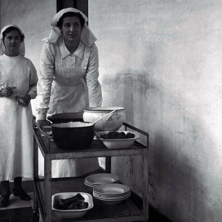 El Ayuntamiento de Pamplona inauguró la muestra en Condestable con fotografías que visibilizan la contribución de las mujeres para mantener en pie la sociedad.