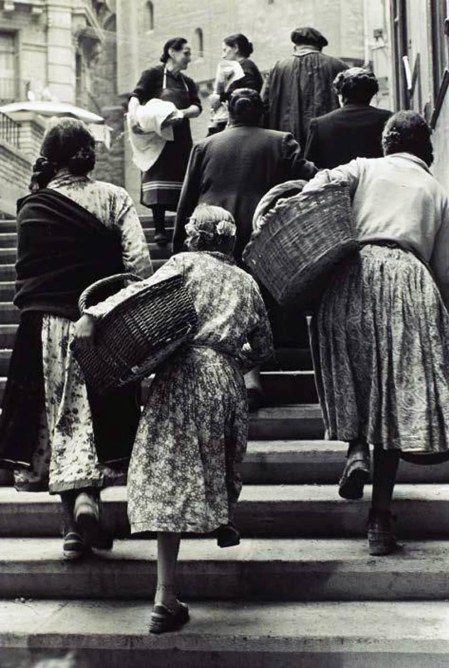 El Ayuntamiento de Pamplona inauguró la muestra en Condestable con fotografías que visibilizan la contribución de las mujeres para mantener en pie la sociedad.