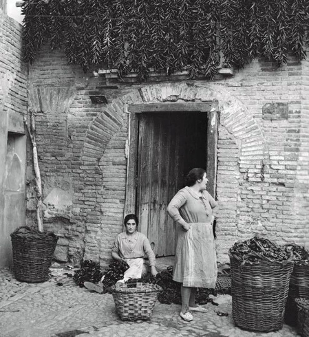 El Ayuntamiento de Pamplona inauguró la muestra en Condestable con fotografías que visibilizan la contribución de las mujeres para mantener en pie la sociedad.
