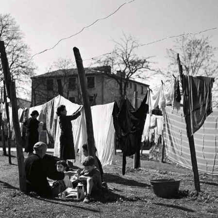 El Ayuntamiento de Pamplona inauguró la muestra en Condestable con fotografías que visibilizan la contribución de las mujeres para mantener en pie la sociedad.
