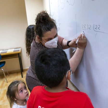 La covid afectó “especialmente a las familias gitanas, casi todas han sufrido casos”. Esto propició un clima de desconfianza que los programas de Educación tratan de mitigar. La Asociación no quiso “dejar frente al abismo” a su pueblo.