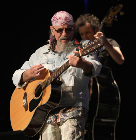 El Drogas presentó en el Teatro Gayarre su nueva propuesta al frente de su "akustik fraktion"