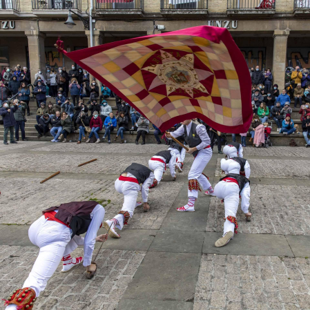 Festival de dantzaris en la plaza de los Burgos de Pamplona