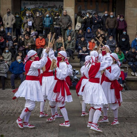 Festival de dantzaris en la plaza de los Burgos de Pamplona