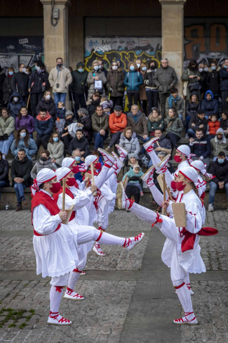 Festival de dantzaris en la plaza de los Burgos de Pamplona