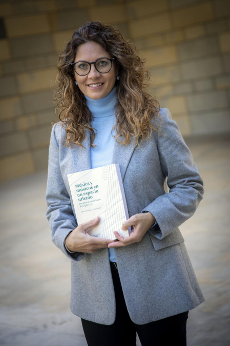 Rebeca Madurga, posando este lunes con su libro en el Archivo