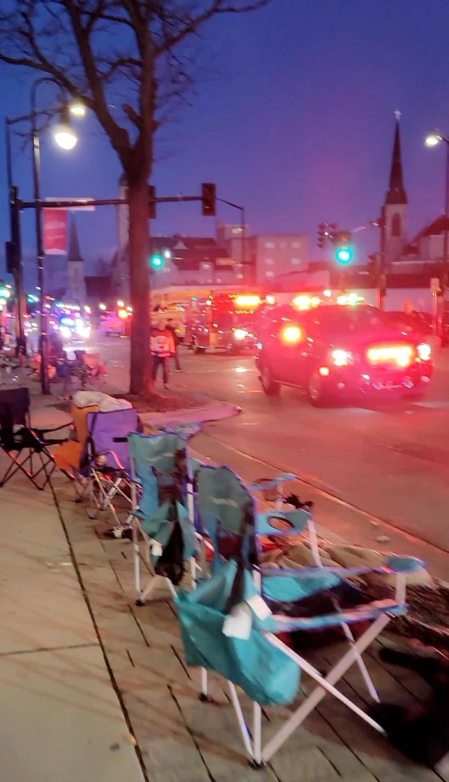 Al menos cinco personas han muerto y unas 40 han resultado heridas después de que un vehículo atravesara un desfile que se estaba celebrando en la ciudad estadounidense de Waukesha, en el estado de Wisconsin