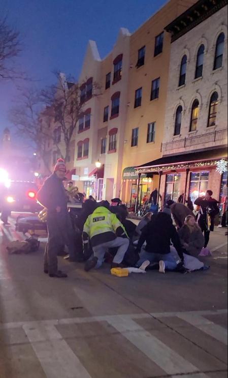 Al menos cinco personas han muerto y unas 40 han resultado heridas después de que un vehículo atravesara un desfile que se estaba celebrando en la ciudad estadounidense de Waukesha, en el estado de Wisconsin