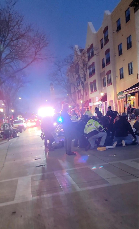 Al menos cinco personas han muerto y unas 40 han resultado heridas después de que un vehículo atravesara un desfile que se estaba celebrando en la ciudad estadounidense de Waukesha, en el estado de Wisconsin