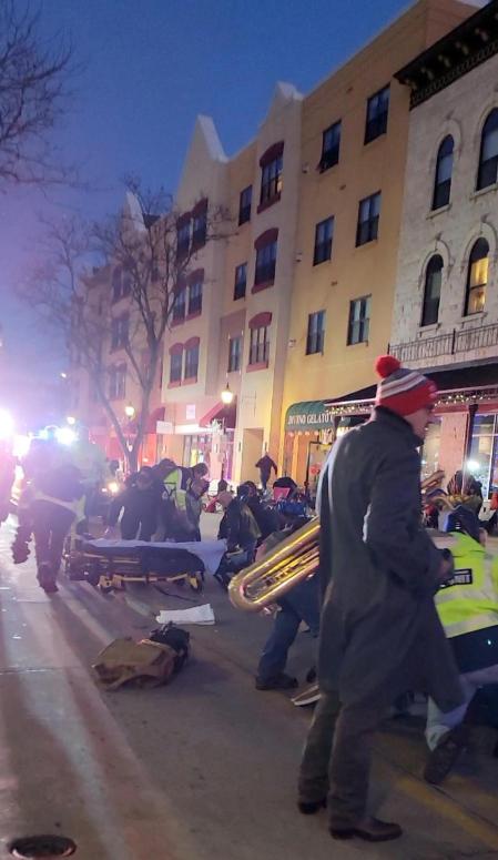 Al menos cinco personas han muerto y unas 40 han resultado heridas después de que un vehículo atravesara un desfile que se estaba celebrando en la ciudad estadounidense de Waukesha, en el estado de Wisconsin