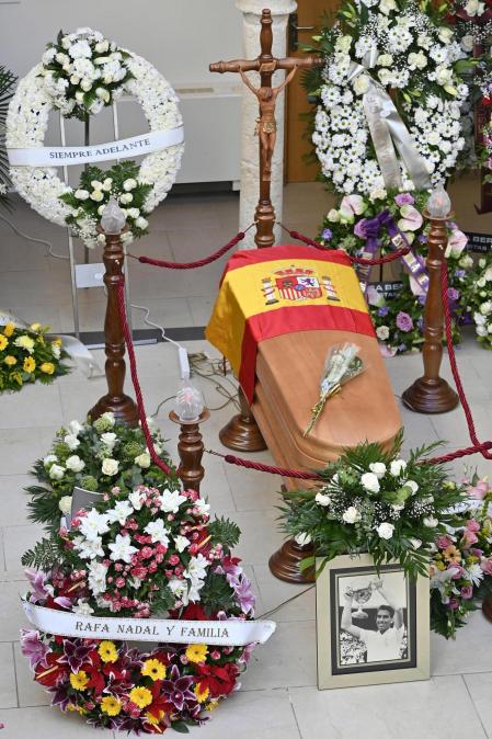 Vista de la capilla ardiente del mítico tenista Manolo Santana