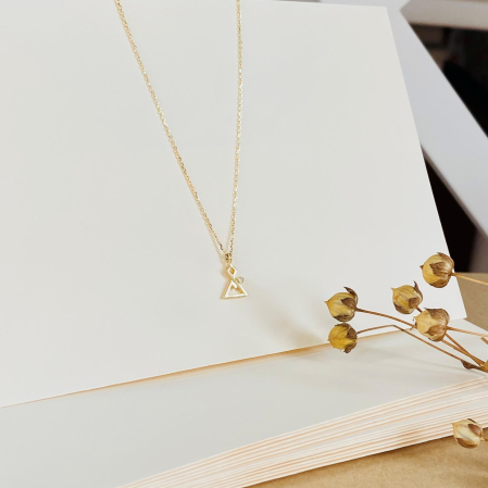 Colgante de oro con un diamante