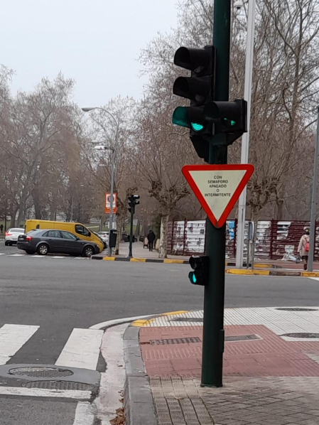 Calle Esquíroz en la confluencia con Sancho el Fuerte. Semáforo derecha, girado a la izquierda