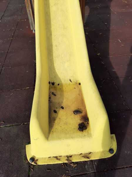 Niños de vacaciones. Estado en que se encontraba el parque de Echevacoiz Norte junto a los ascensores el día 23. Al Ayuntamiento se le avisó el día 28 y este miércoles por la mañana sigue igual.