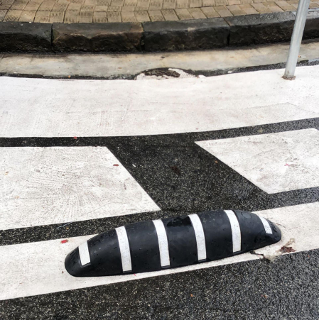 Bolardos invisibles, hasta que te caes. Peligrosísimos, casi como si te atropella un camión o coche o bicicleta