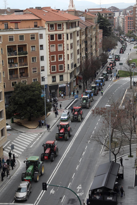 Protesta de los agricultores y ganaderos con sus tractores en Pamplona