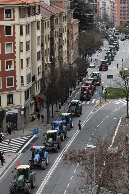 Protesta de los agricultores y ganaderos con sus tractores en Pamplona