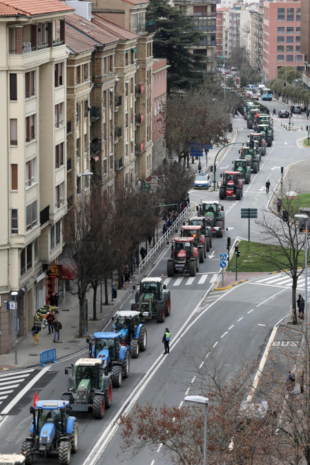 Protesta de los agricultores y ganaderos con sus tractores en Pamplona
