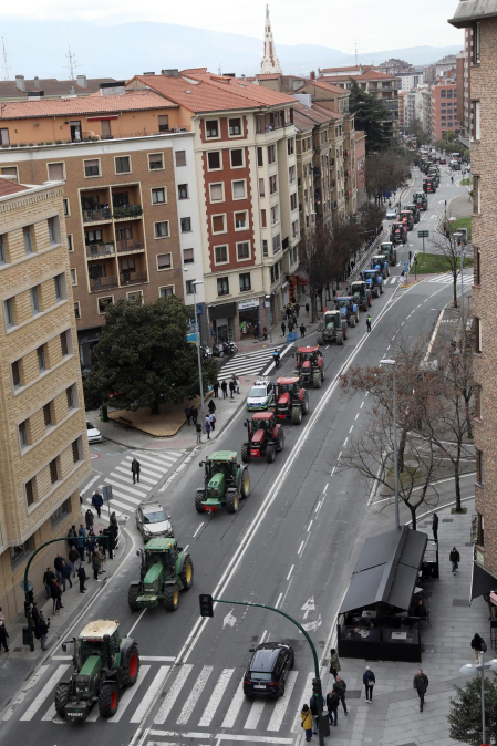 Protesta de los agricultores y ganaderos con sus tractores en Pamplona