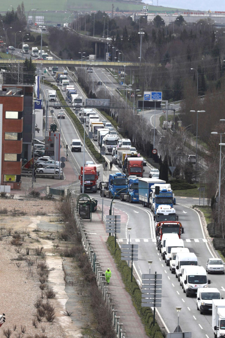 Caravana de camiones, en la entrada sur de Pamplona