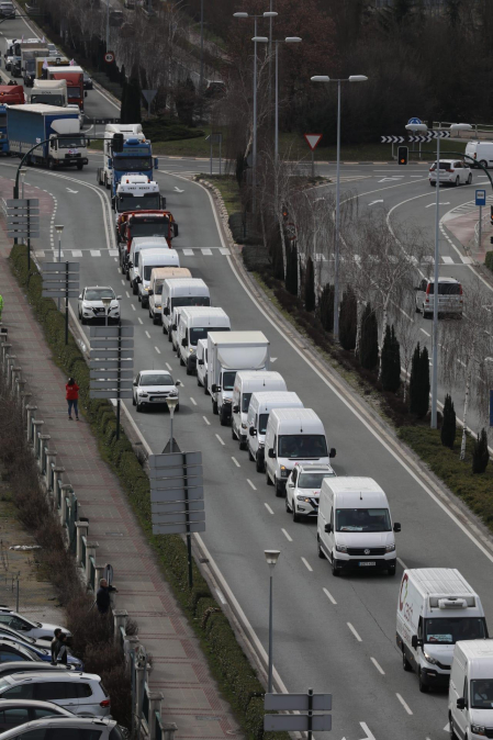 Caravana de camiones, en la entrada sur de Pamplona