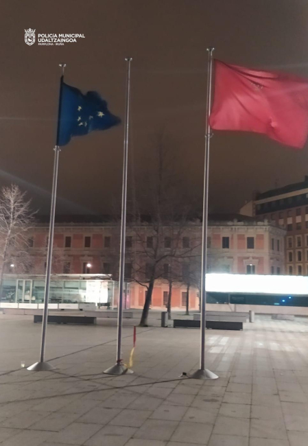 La bandera de España, en el suelo, entre los mástiles con las banderas de Europa y de Navarra
