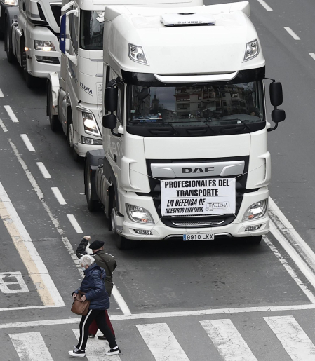 Fotos de la protesta de los transportistas por las calles de Pamplona.