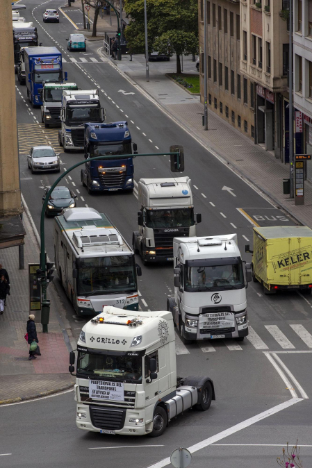 Imagen de la marcha lenta de los transportistas navarros.