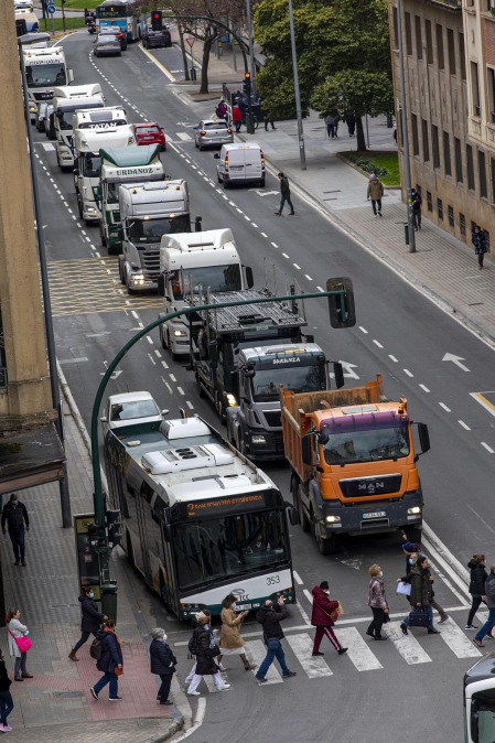 Imagen de la marcha lenta de los transportistas navarros.