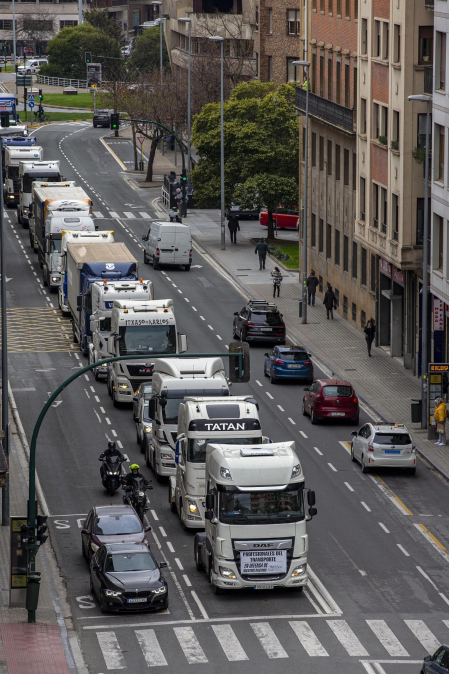 Imagen de la marcha lenta de los transportistas navarros.