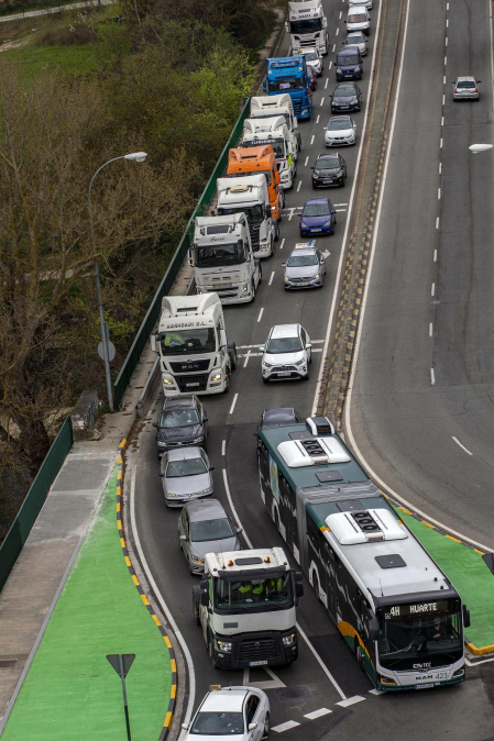 Imagen de la marcha lenta de los transportistas navarros.