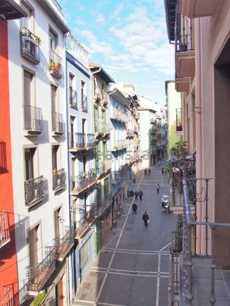 Vistas desde el balcón del inmueble situado en la calle Navarrería, en Pamplona.