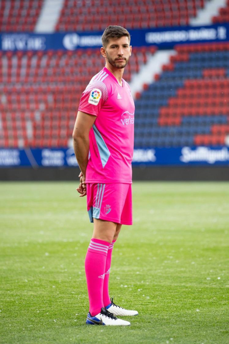 David García, en El Sadar, con la camiseta rosa que estrenará Osasuna