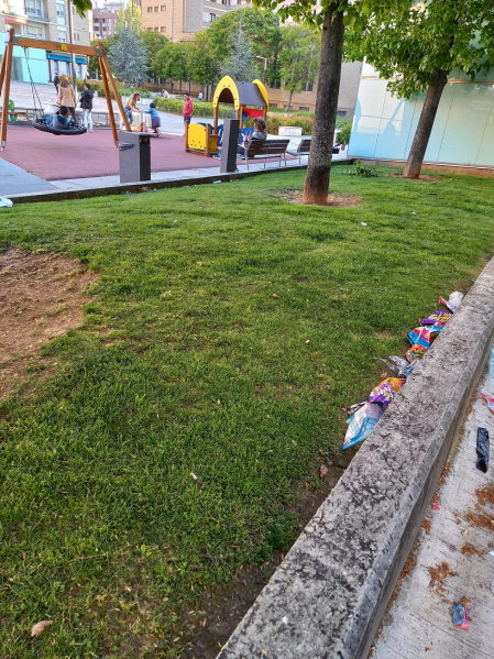 Me gustaría denunciar el estado de la plaza Monasterio de Marcilla en el barrio de San Juan. Es uno de los pocos sitios donde hay un parque infantil para los niños del barrio, y siempre está en condiciones insalubres y poco adecuadas para los niños porque es un punto habitual de botellón. Nos encontramos con frecuencia botellas de alcohol, basura, preservativos, cristales. Pedimos una solución, como por ejemplo que cerquen el parque como en otras ciudades vecinas.