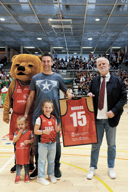 Iñaki Narros junto a sus hijas, Ronky y Javier Sobrino, presidente del Basket Navarra
