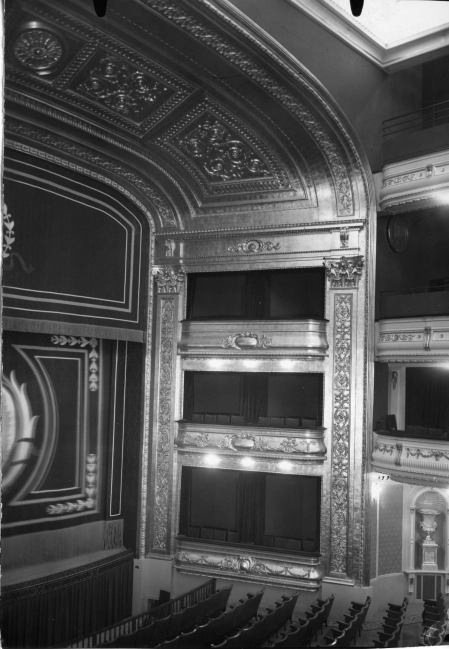 Decoración de pan de oro en los palcos del Gayarre. Junio de 1953