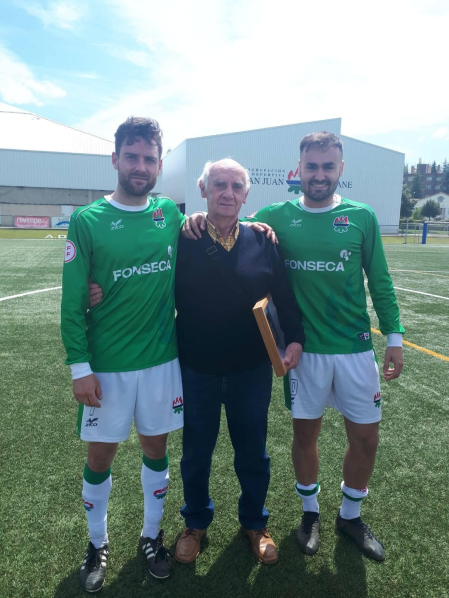 Ander Iriguíbel y Aritz Zabaleta flanquean a José Luis Mendióroz
