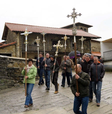 Salida de las cruces en la romería a San Salvador de Itsaso