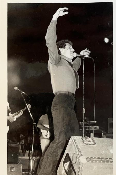 Miguel Ríos, en el escenario de la Plaza de Toros en 1982