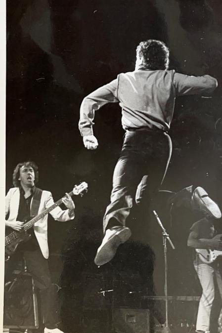Miguel Ríos, en el escenario de la Plaza de Toros en 1982