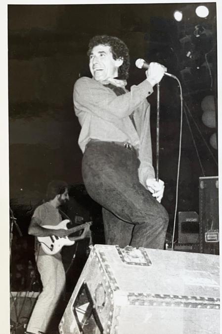 Miguel Ríos, en el escenario de la Plaza de Toros en 1982