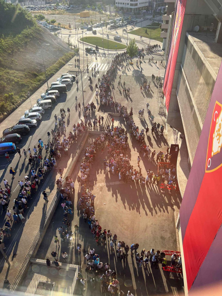 Colas en El Sadar para entrar a ver el Argentina - Estonia