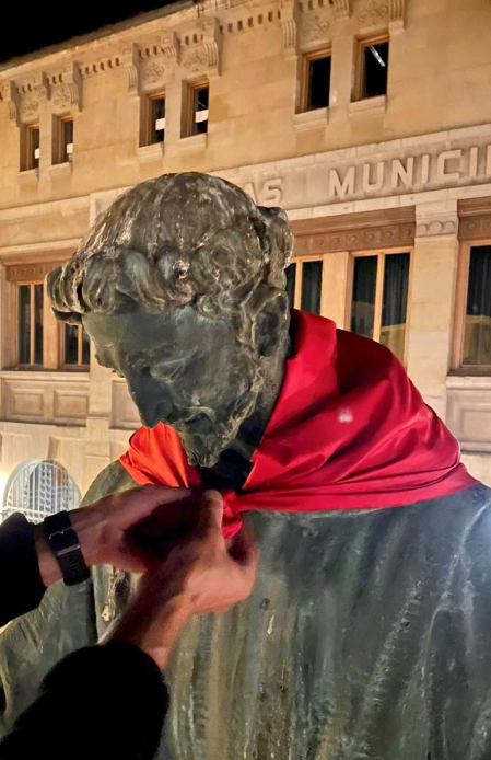 Fotos de las esculturas de Pamplona adornadas con pañuelicos rojos.