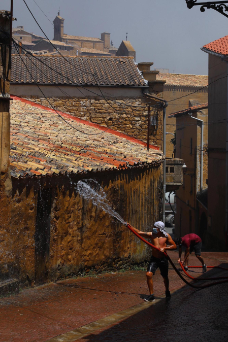 Fotos de los incendios activos en Navarra. El fuego en las cercanías de San Martín de Unx ha provocado el desalojo de la localidad.