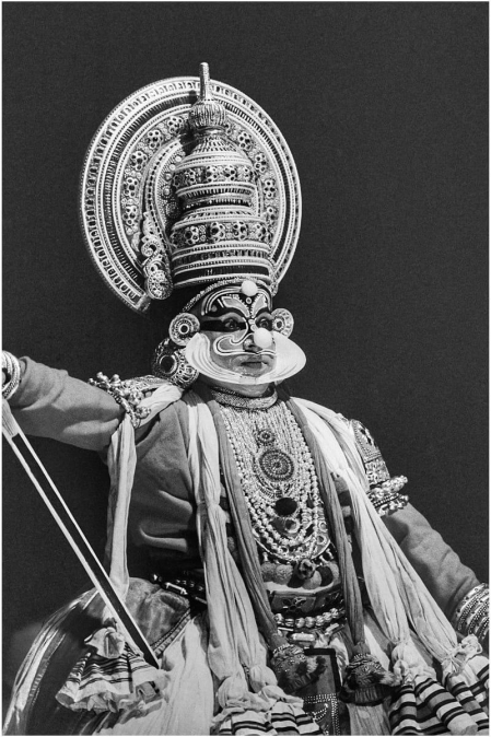 Actor del Kathakali de Kerala en plena actuación en Anaitasuna /