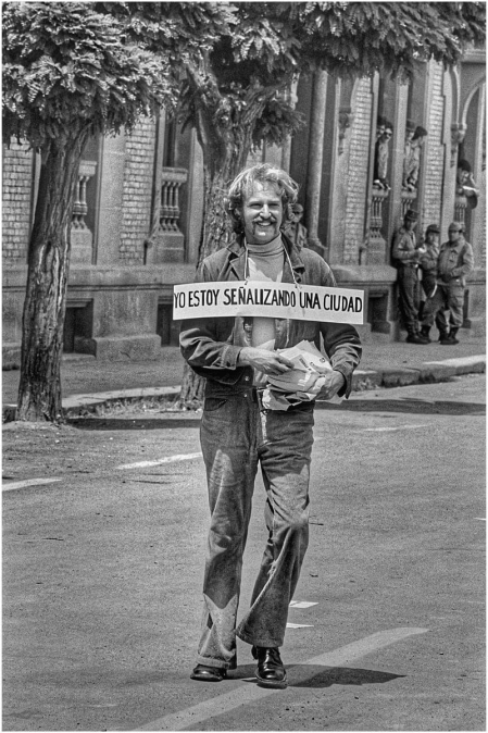 Carlos Ginzburg, durante una acción artística callejera