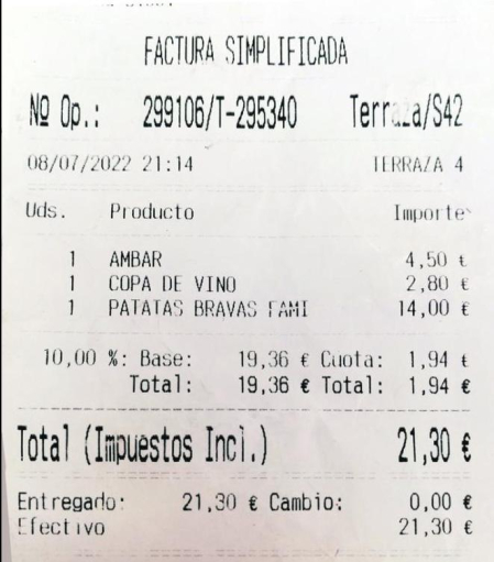 Ticket con los precios en una terraza de la Plaza del Castillo