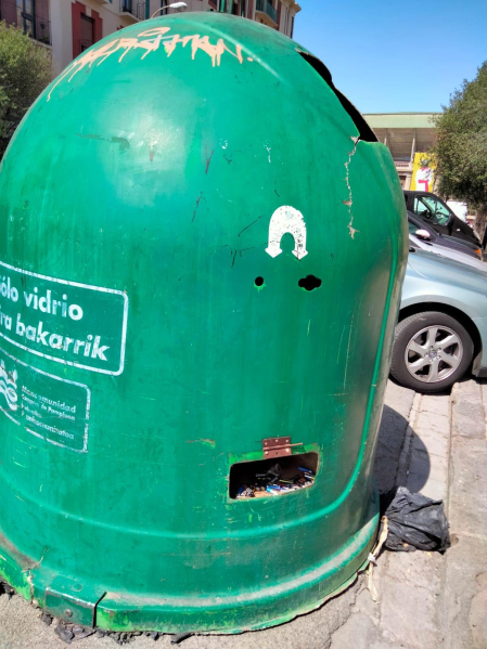 Contenedor de vidrio y pilas, en la calle Olite frente a Escolapios. Pronto empiezan las clases...