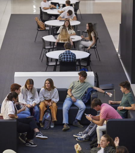 Alumnos de la Universidad de Navarra durante el primer día de curso